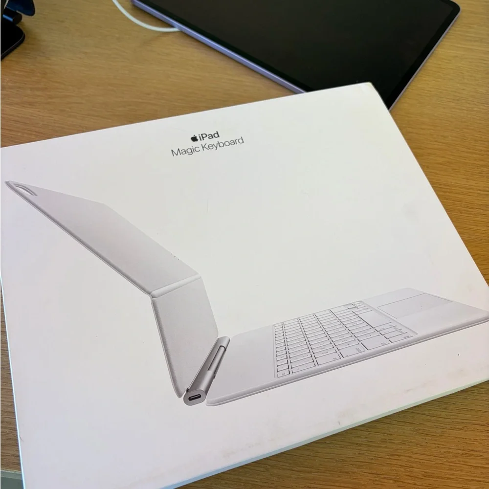 Like-New Apple Magic Keyboard for iPad Air 13-inch - Picture 4 of 8